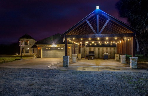 Pointblank Casa | Chick & Modern Getaway Ranch - Lake Livingston View!