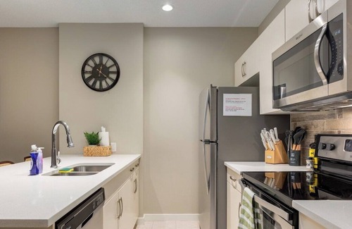 Cochrane Apartamento | "Chickadee" 1BR Lower Suite in Cochrane