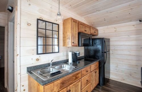 North Sebago Cabina | CHICKADEE - RESORT WITH 12 PROPERTIES. NATURAL POND FOR SWIMMING. CAFE ON SITE.