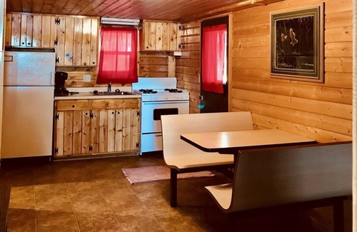 Chief Lake Cabina | Chief Lake Lodge Resort Cabin #4