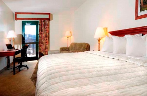 Henlawson Cabina | Chief Logan Lodge Hotel & Conference