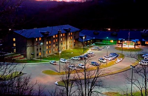 Henlawson Cabina | Chief Logan Lodge Hotel & Conference