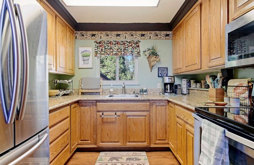 Fish Camp Cabina | Chief Peak cabin near Yosemite with deck, nature views & full kitchen