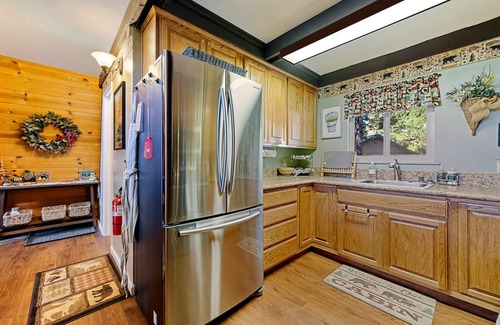 Fish Camp Cabina | Chief Peak cabin near Yosemite with deck, nature views & full kitchen