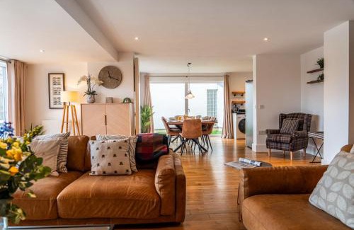 Cirencester Casa | Chiff Chaff - Gorgeous, centrally located detached holiday home with gated deck and direct lake access
