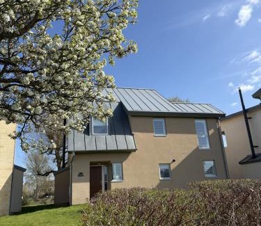 Cirencester Casa | Chiff Chaff - Gorgeous, centrally located detached holiday home with gated deck and direct lake access