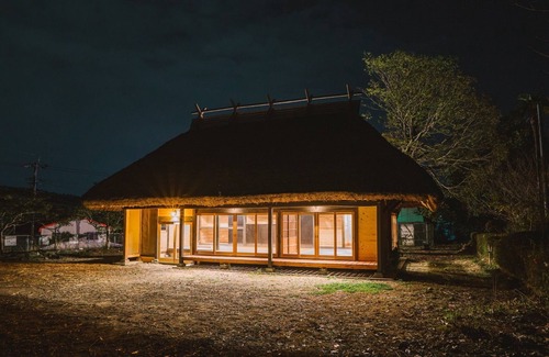 Shintomi Casa | Chigi Terrace A traditional thatched roof house / Koyu-gun Miyazaki