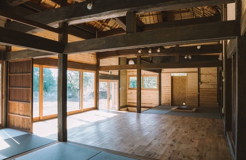Shintomi Casa | Chigi Terrace A traditional thatched roof house / Koyu-gun Miyazaki