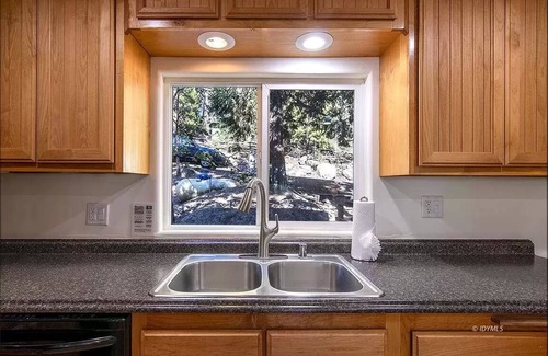 Pine Cove Cabina | Child- & Dog-friendly 3-Bedroom Eco-Cabin w/Fully Enclosed Yard & Late Check-Out