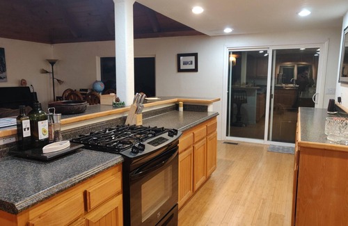 Pine Cove Cabina | Child- & Dog-friendly 3-Bedroom Eco-Cabin w/Fully Enclosed Yard & Late Check-Out