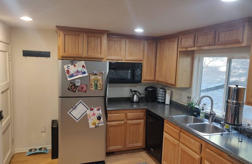 Pine Cove Cabina | Child- & Dog-friendly 3-Bedroom Eco-Cabin w/Fully Enclosed Yard & Late Check-Out