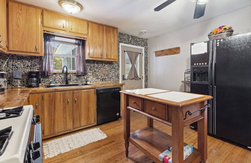 St. Helen Casa | Child/Infant/Pet friendly, Close to the Beach/Trails, Multiple Trailer Parking!