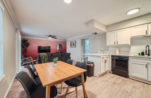 Brentwood Apartamento | Chill 2B Getaway | 10min > DTWN | W/D, Pool, Prkg
