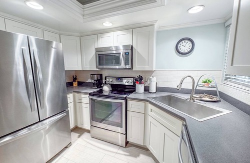 Sea Dunes Condominio | Chill by the Sea | Stylish 2BR Retreat in Sea Woods