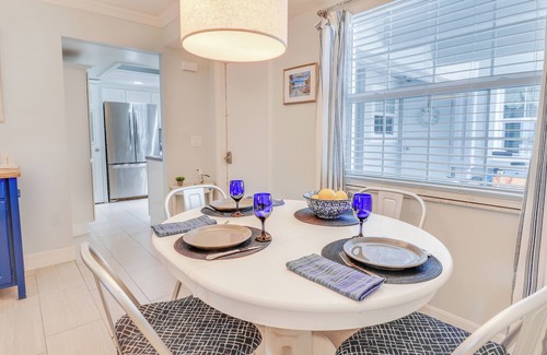Sea Dunes Condominio | Chill by the Sea | Stylish 2BR Retreat in Sea Woods