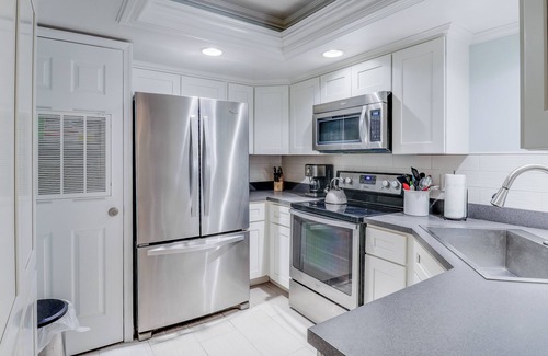 Sea Dunes Condominio | Chill by the Sea | Stylish 2BR Retreat in Sea Woods