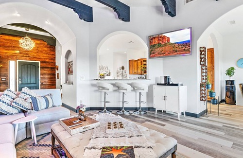 Cornville Casa | ¡NUEVO LISTADO! Sedona Wine Country Luxury Home con jacuzzi y vistas increíbles.
