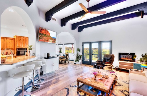 Cornville Casa | ¡NUEVO LISTADO! Sedona Wine Country Luxury Home con jacuzzi y vistas increíbles.