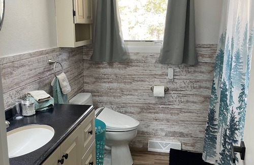 Ironwood Casa | Chill out with a charming 2-bedroom house in Ironwood with WiFi and AC