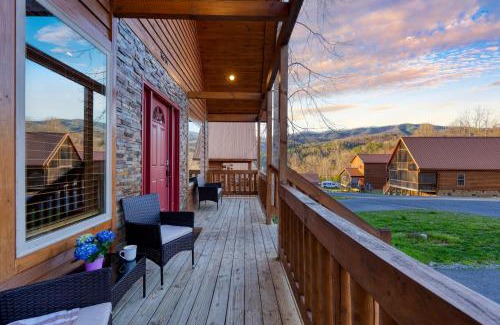 White Oak Lodge Casa | Chilln in the Smokies by AvantStay Hot Tub Foosball Pool Gym Tennis Access