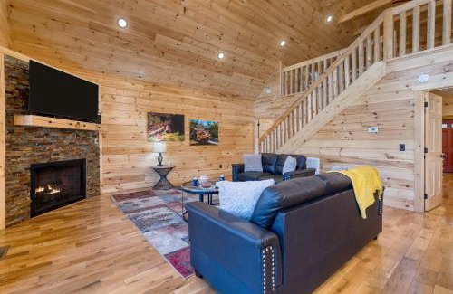 White Oak Lodge Casa | Chilln in the Smokies by AvantStay Hot Tub Foosball Pool Gym Tennis Access