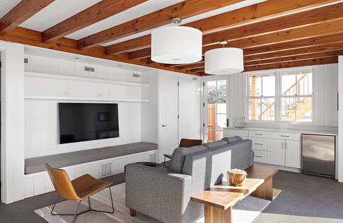 Chilmark Casa | Chilmark 1-bedroom Bunk house, WiFi, AC. Private Beach, Pets. No kitchen