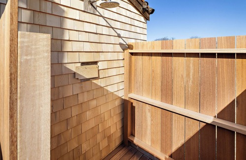 Chilmark Casa | Chilmark 1-bedroom Bunk house, WiFi, AC. Private Beach, Pets. No kitchen