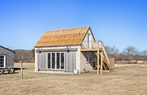 Chilmark Casa | Chilmark 1-bedroom Bunk house, WiFi, AC. Private Beach, Pets. No kitchen