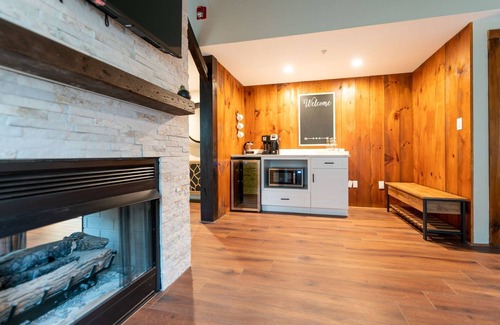 Lambertville Casa | Chimney Hill - 03) Second Floor Suite 3