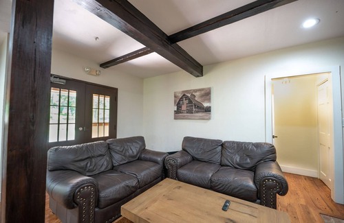 Lambertville Casa | Chimney Hill - 05) Conf Suite