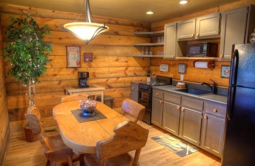 Sautee Nacoochee Cabina | Chimney Mt 2 | 2BR Cabin, Dog Friendly w/ Hot Tub and Fireplace. Near Helen GA