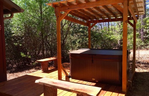 Sautee Nacoochee Cabina | Chimney Mtn 1 | 2BR Cabin, Dog Friendly, Fireplace, Covered Hot Tub. Near Helen