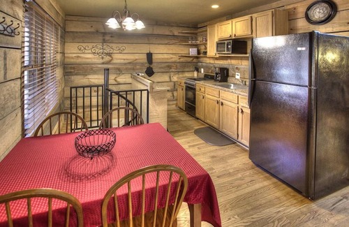 Sautee Nacoochee Cabina | Chimney Mtn 4 | 2BR Dog Friendly Cabin with Hot tub and Fireplace Near Helen, GA
