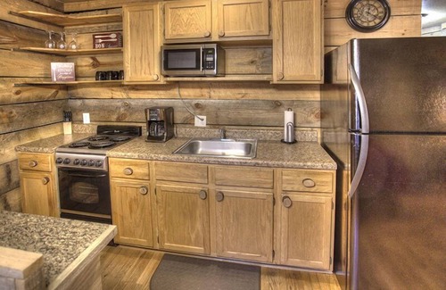 Sautee Nacoochee Cabina | Chimney Mtn 4 | 2BR Dog Friendly Cabin with Hot tub and Fireplace Near Helen, GA