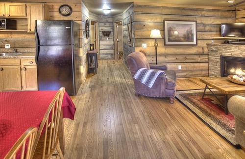 Sautee Nacoochee Cabina | Chimney Mtn 4 | 2BR Dog Friendly Cabin with Hot tub and Fireplace Near Helen, GA