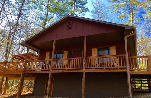 Sautee Nacoochee Cabina | Chimney Mtn 5 | Dog Friendly Cabin with Covered Hot Tub and Fireplace Near Helen