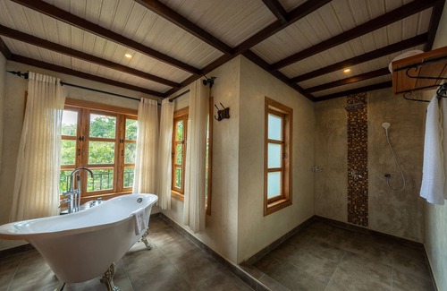 Fort Portal Cabina | Chimpundu Lodge