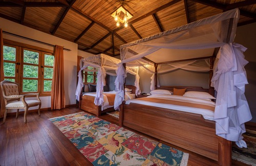 Fort Portal Cabina | Chimpundu Lodge