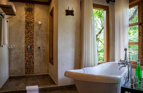 Fort Portal Cabina | Chimpundu Lodge