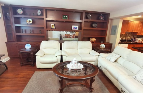 Surrey Casa | Chinese style suite near golf course