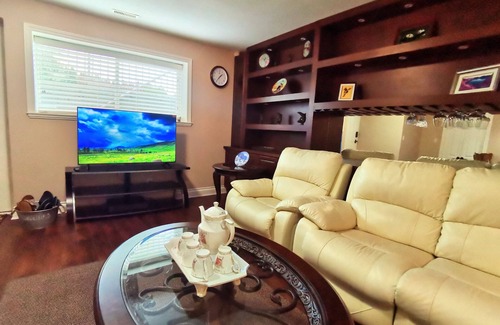 Surrey Casa | Chinese style suite near golf course