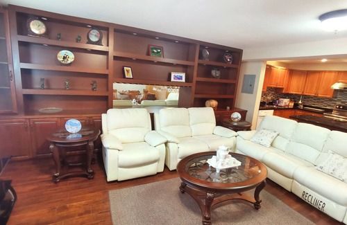 Surrey Casa | Chinese style suite near golf course