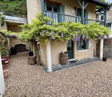 Chinon Casa | Chinon centre maison 8 personnes avec jardin vue sur Chinon - Gîte Le bout du monde