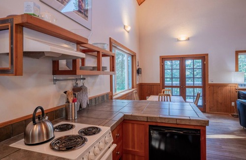 Ashland Cabina | Chinquapin Mountain Cabin w/ Jacuzzi and Wood Stove at Green Springs Inn