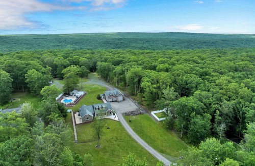 Cresco Casa | Chip's Pocono Escape | Pool w/ Slide | Hot tub