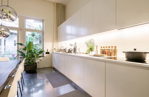 Ixelles Condominio | Chique surya yoga loft in the heart of Ixelles w/ parking.