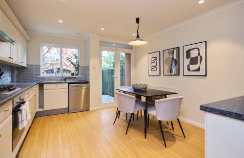 Turnham Green Apartamento | Chiswick Townhouse with Garden & Parking
