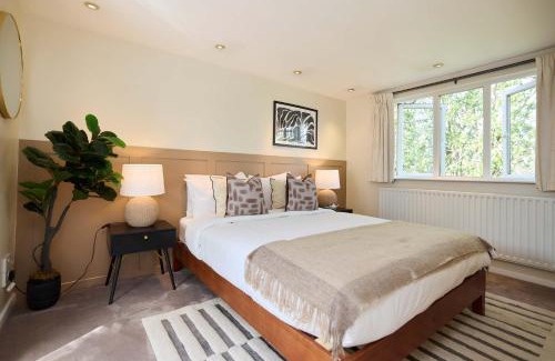 Turnham Green Apartamento | Chiswick Townhouse with Garden & Parking