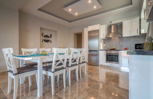 Fiolitis Villa | Villa Chloe de 4 dormitorios con piscina privada y vista al jardín