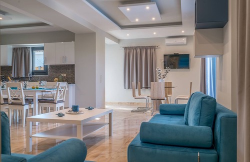 Fiolitis Villa | Villa Chloe de 4 dormitorios con piscina privada y vista al jardín